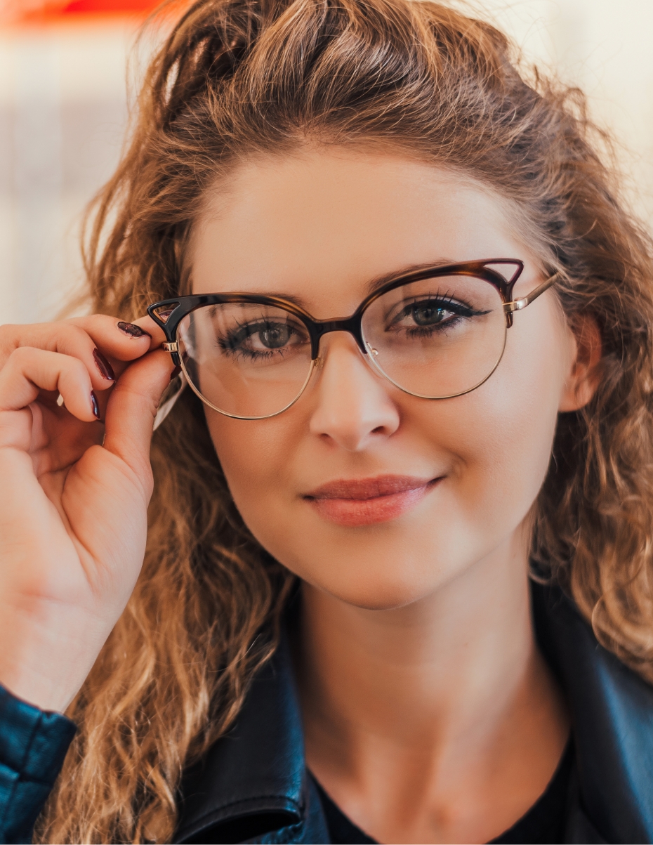 Frau mit modischer Brille in Cateye-Form.