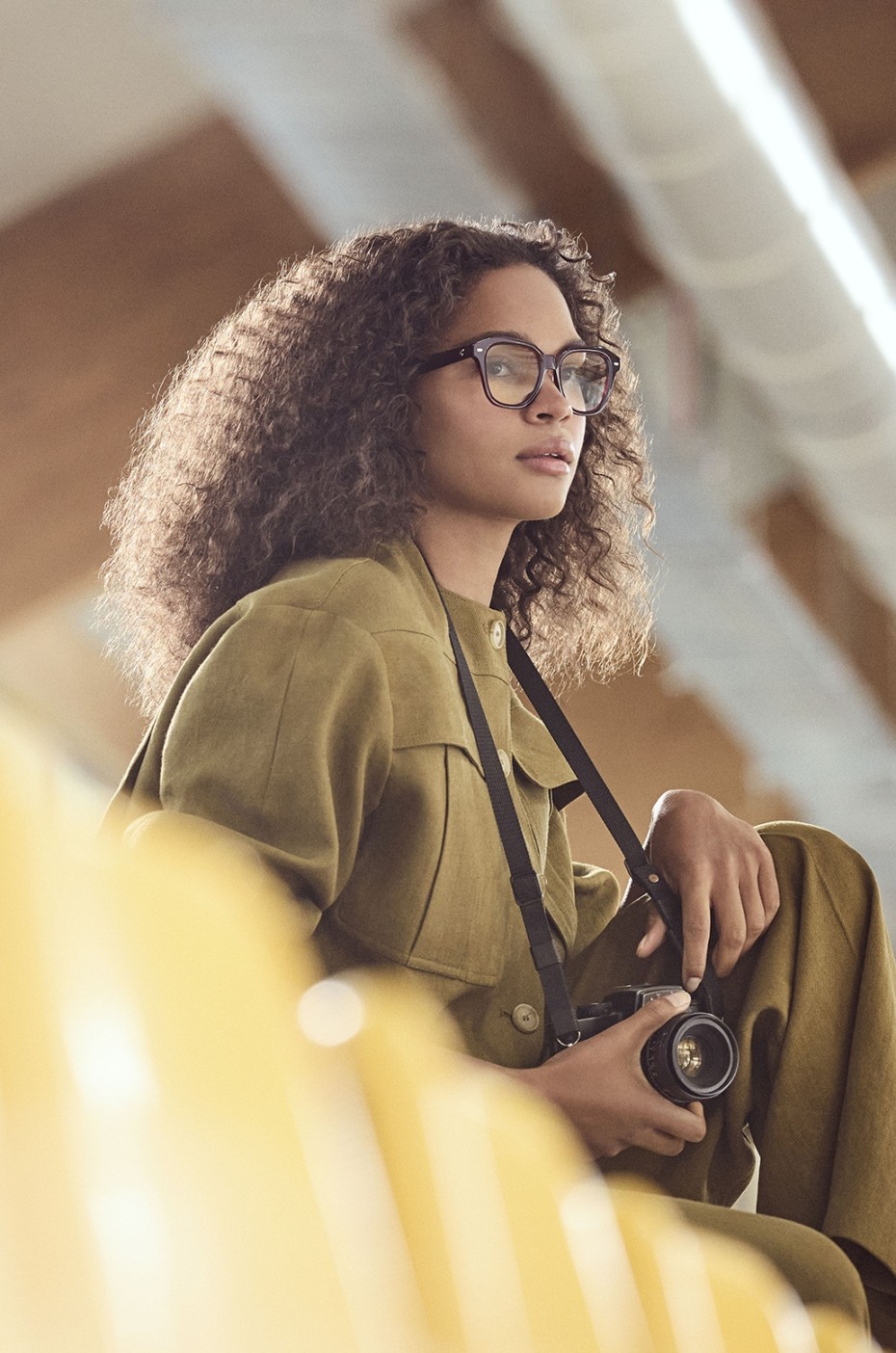 Carrera: Frau mit Brille hält eine Kamera