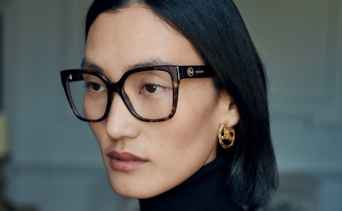 Burberry: Junge Frau mit Brille