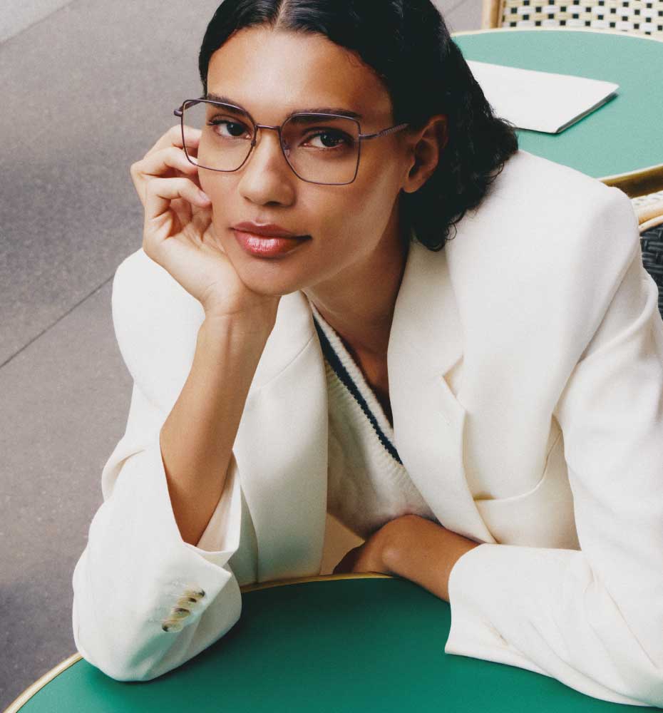 Lacoste: Frau mit Brille